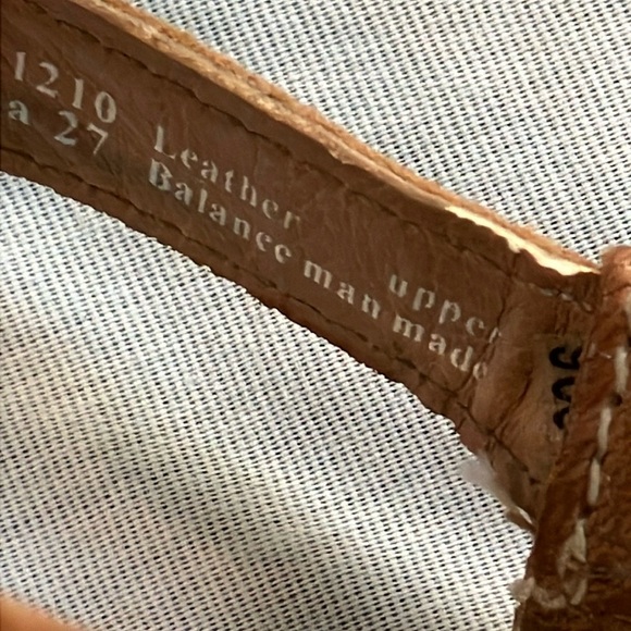 Clarks 8.5 women’s Tan Wedge Sandals with Elegant Lattice Straps - Picture 15 of 16